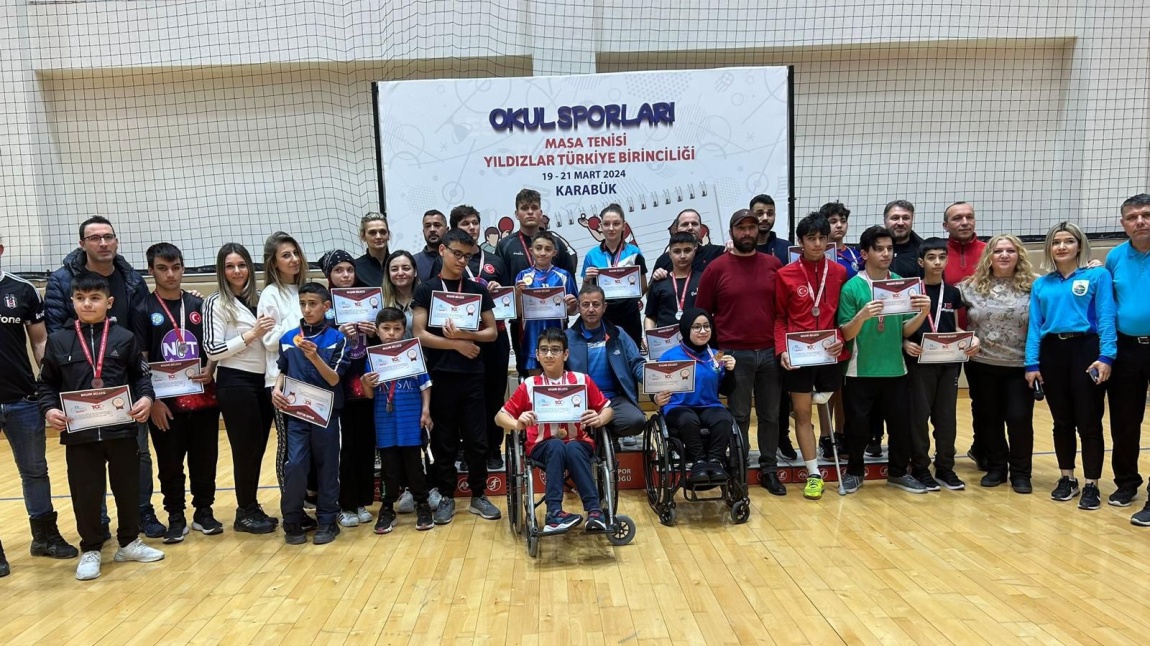 Karabük'te Düzenlenen Bedensel Engelliler Yıldız Erkekler Türkiye Şampiyonasında Öğrencilerimiz Okulumuza Bir Kupa Daha Kazandırdı .